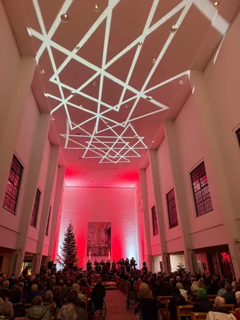 Lichtlinien an der Kirchendecke