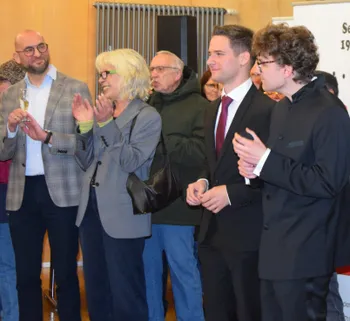 Großes Gruppenfoto der Mitwirkenden