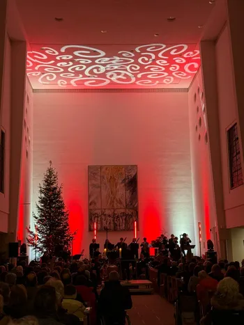 Kirchenraum in rotem Licht