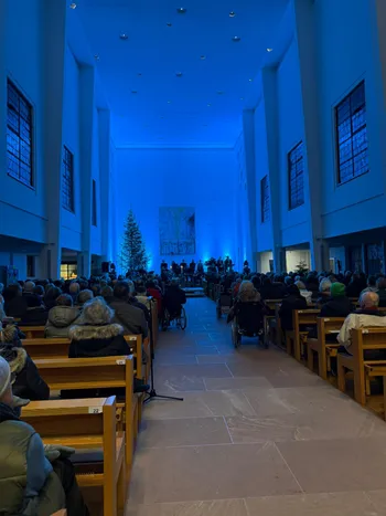 Weiter Blick in die Kirche, blaues Licht