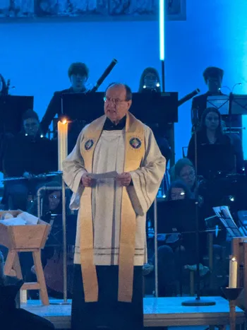 Priester beim Segen