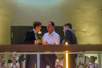 Dank mit einer weißen Rose