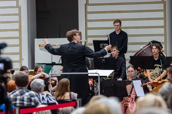 Der Dirigent leitet das Orchester